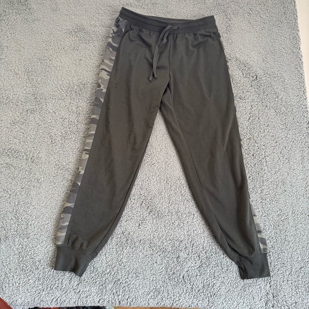 Splendid women’s size small‎ camo print lounge pants